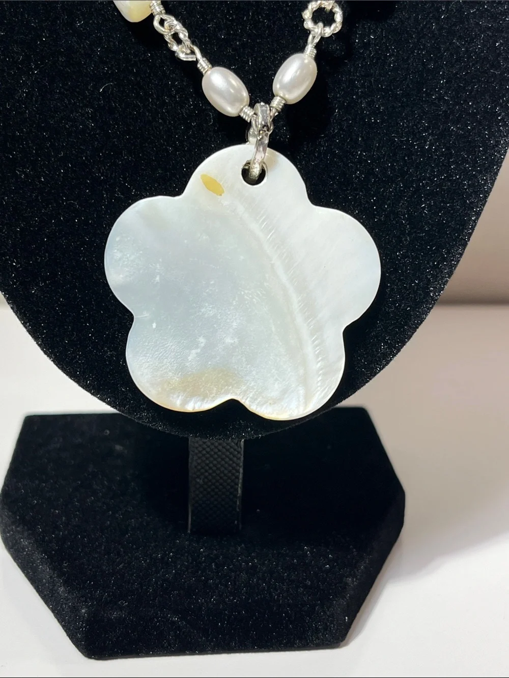 Vintage Mother of Pearl (MOP) Flower Pendant Necklace